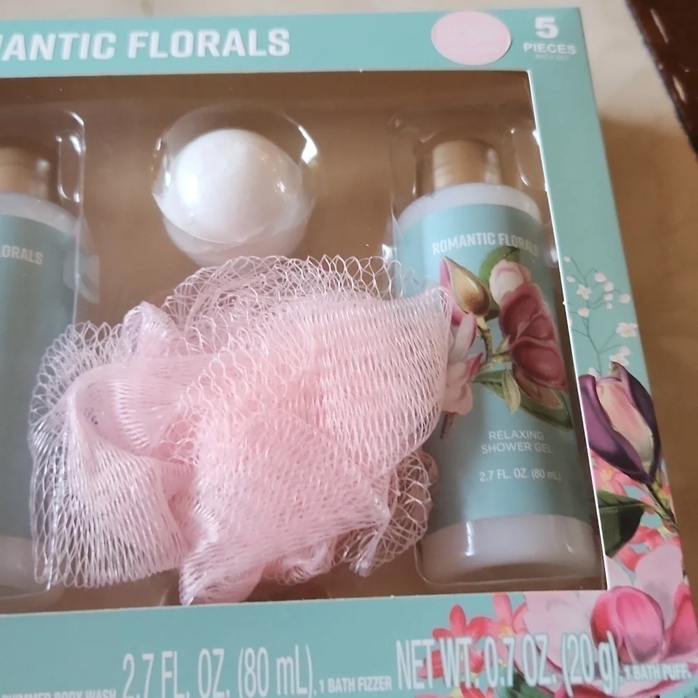 Bodycology Romantic Florals bath and body, lotion and soap set - Picture 5 of 5